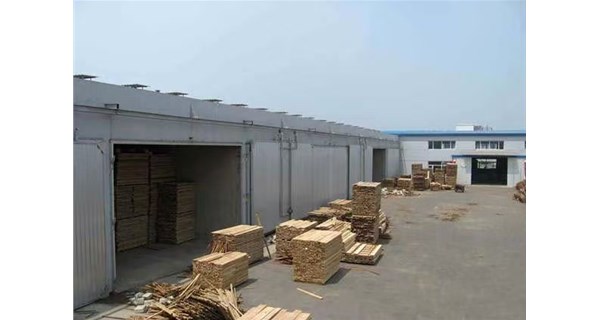 木材烘干过程中，网带烘干机的温度和湿度应该如何控制？